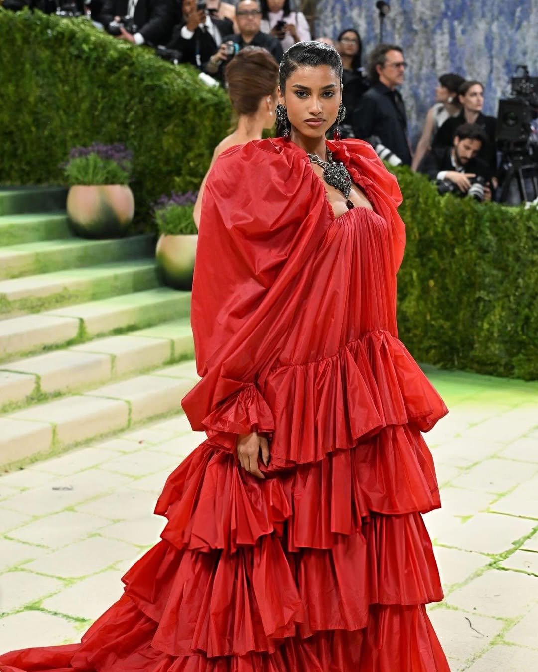 آية طارق تترجم الفن إلى مكياج في إطلالة إيمان همام خلال Met Gala 2026