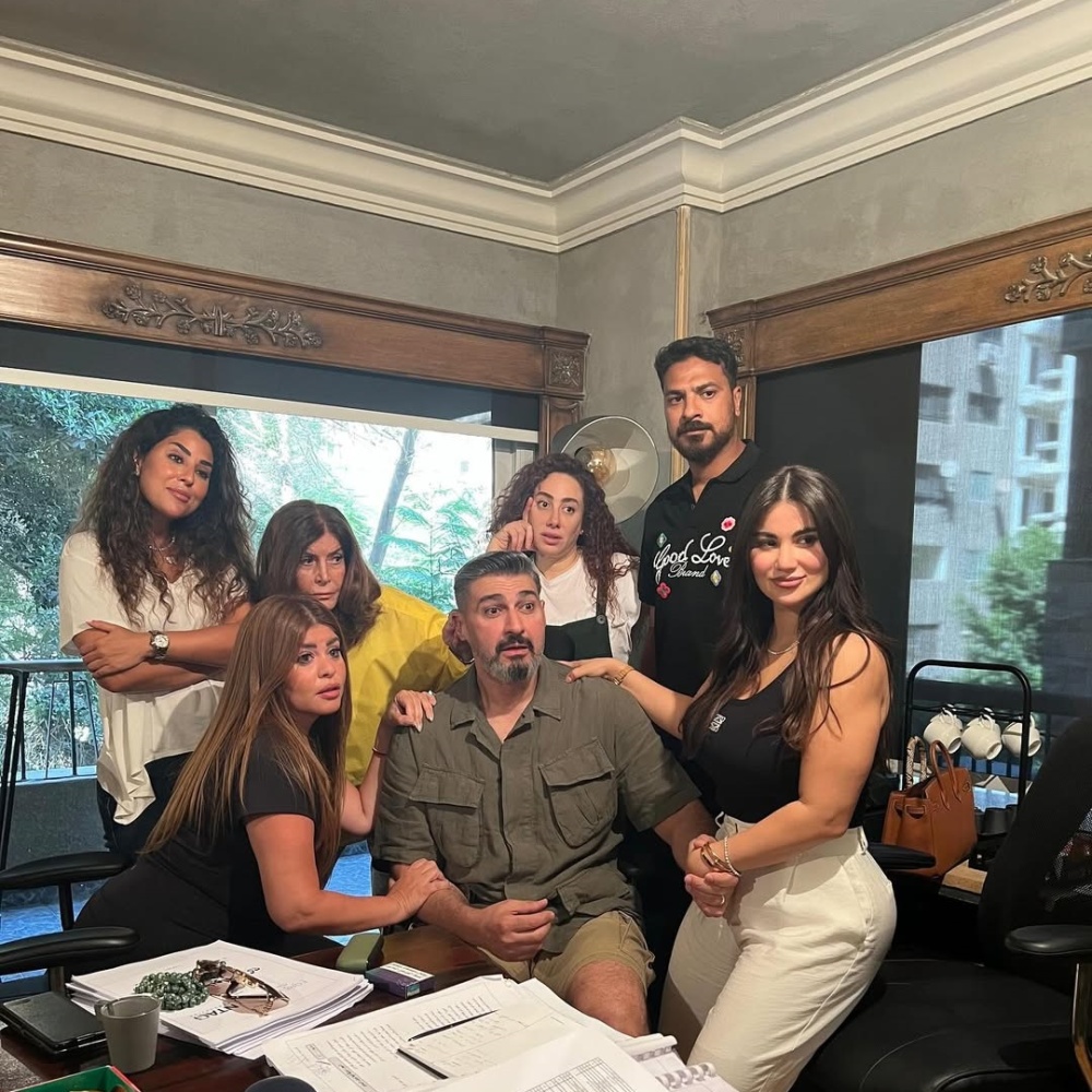 ياسر جلال يتوسط أبطال مسلسل "مين ميحبش مودي"