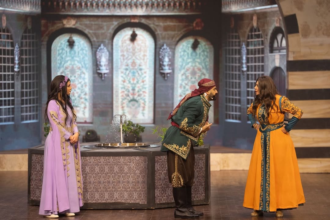 أبطال "ولادة مبكرة" في عرض مسرحية "عرس مطنطن"