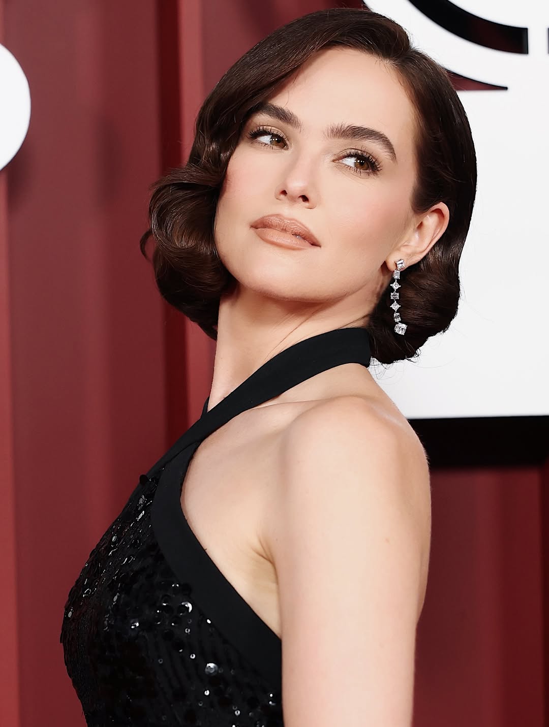 أتقني تطبيق تكسير الشعر القصير بأسلوب ناعم وجذاب على غرار إطلالة Zoey Deutch - الصورة من حساب خبير المكياج Hung Vanngo