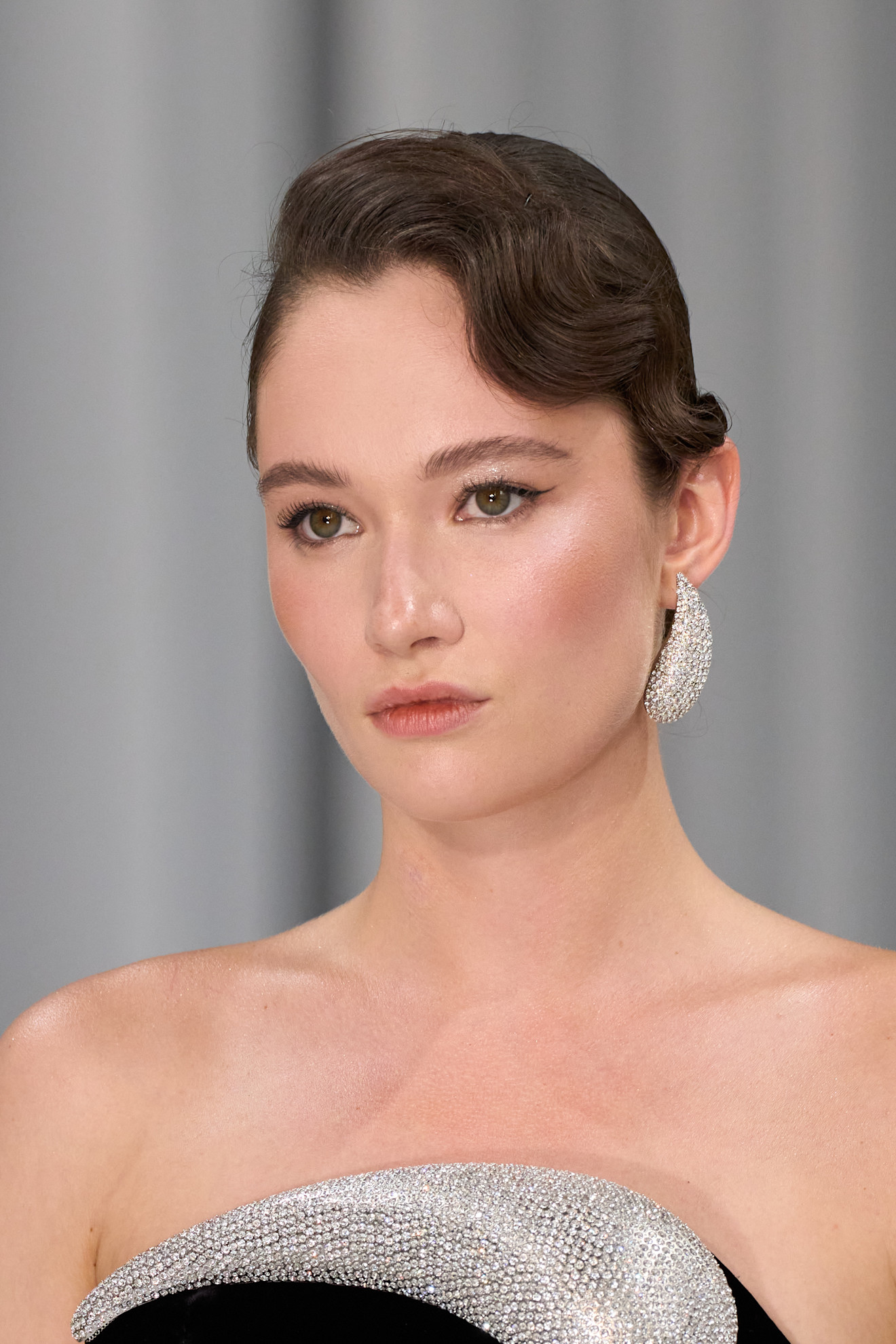 أجدد تسريحات الشعر المبللة مع الغرة المتموجة