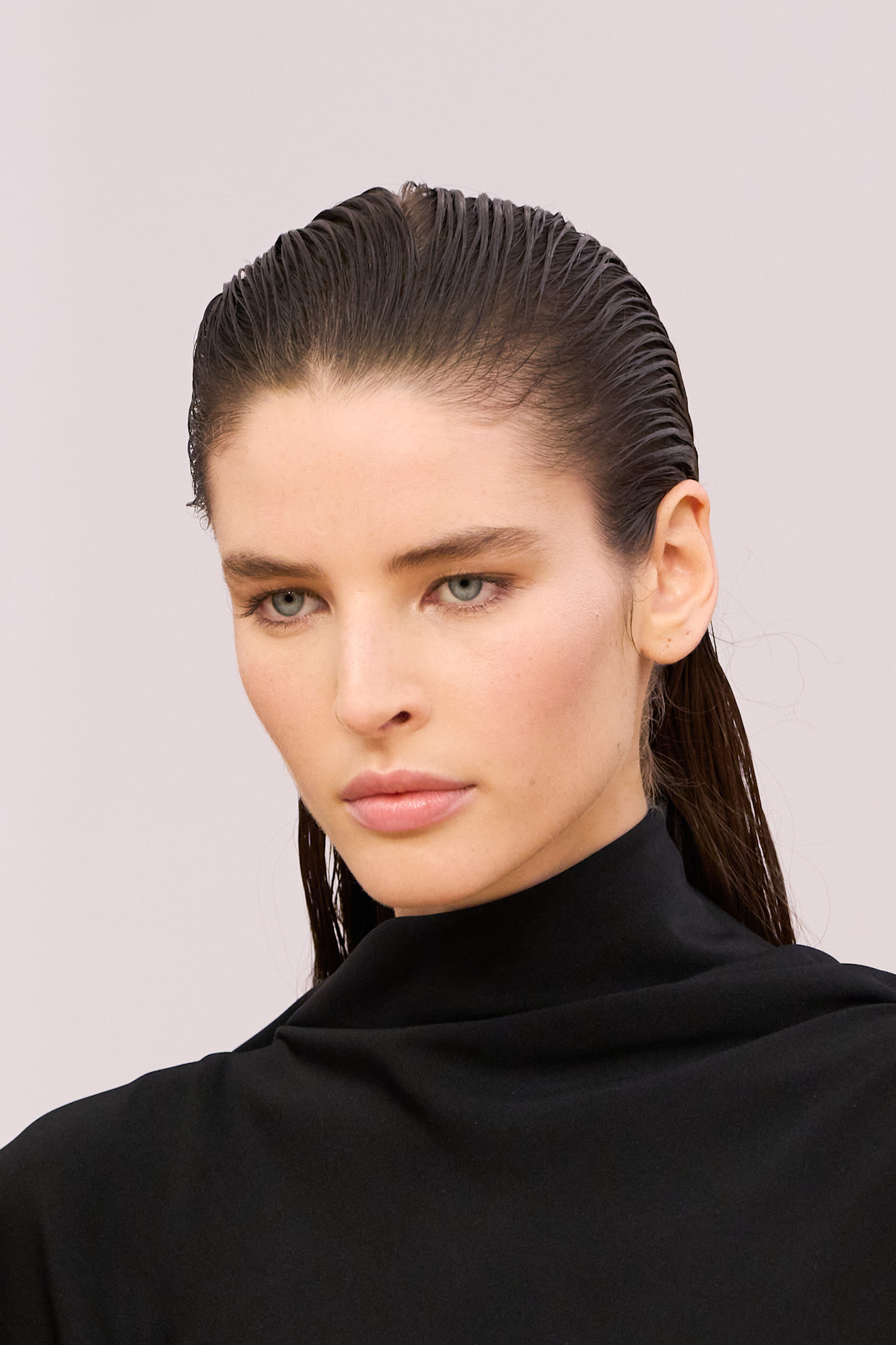 أجمل ألوان صبغات الشعر البارزة في اطلالات الربيع من دار Loewe