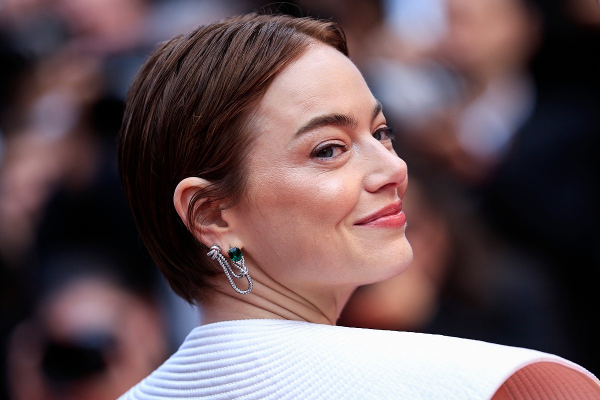 أجمل اطلالة Emma Stone بالظلال المشمشية الفاتحة والمشرقة