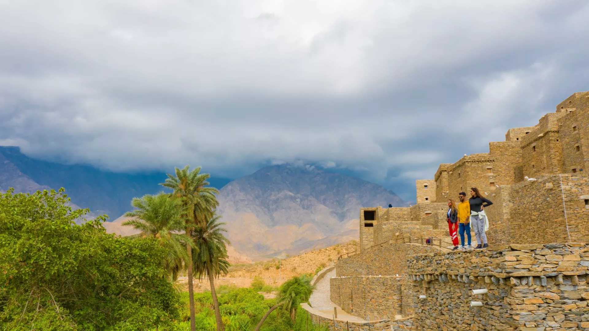 أجواء الطبيعة البكر والجبال المهيبة في الباحة الخلابة