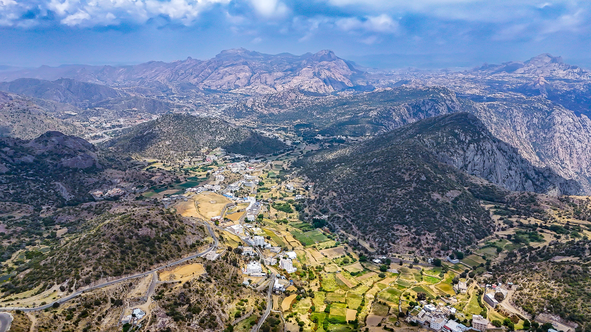 أجواء خيالية لعشاق المغامرة فوق قمم السودة المهيبة