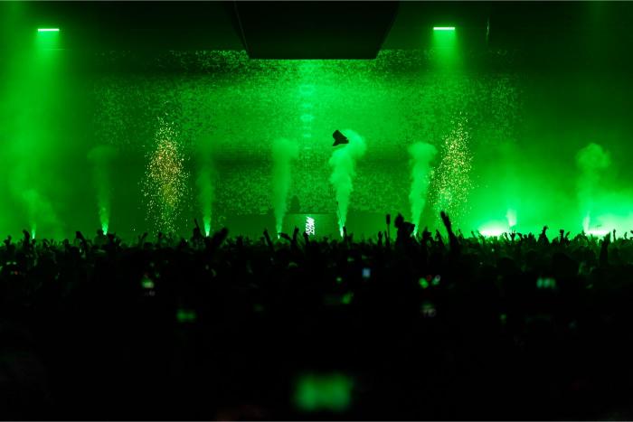 أجواء غامرة وتصاميم إنتاجية استثنائية