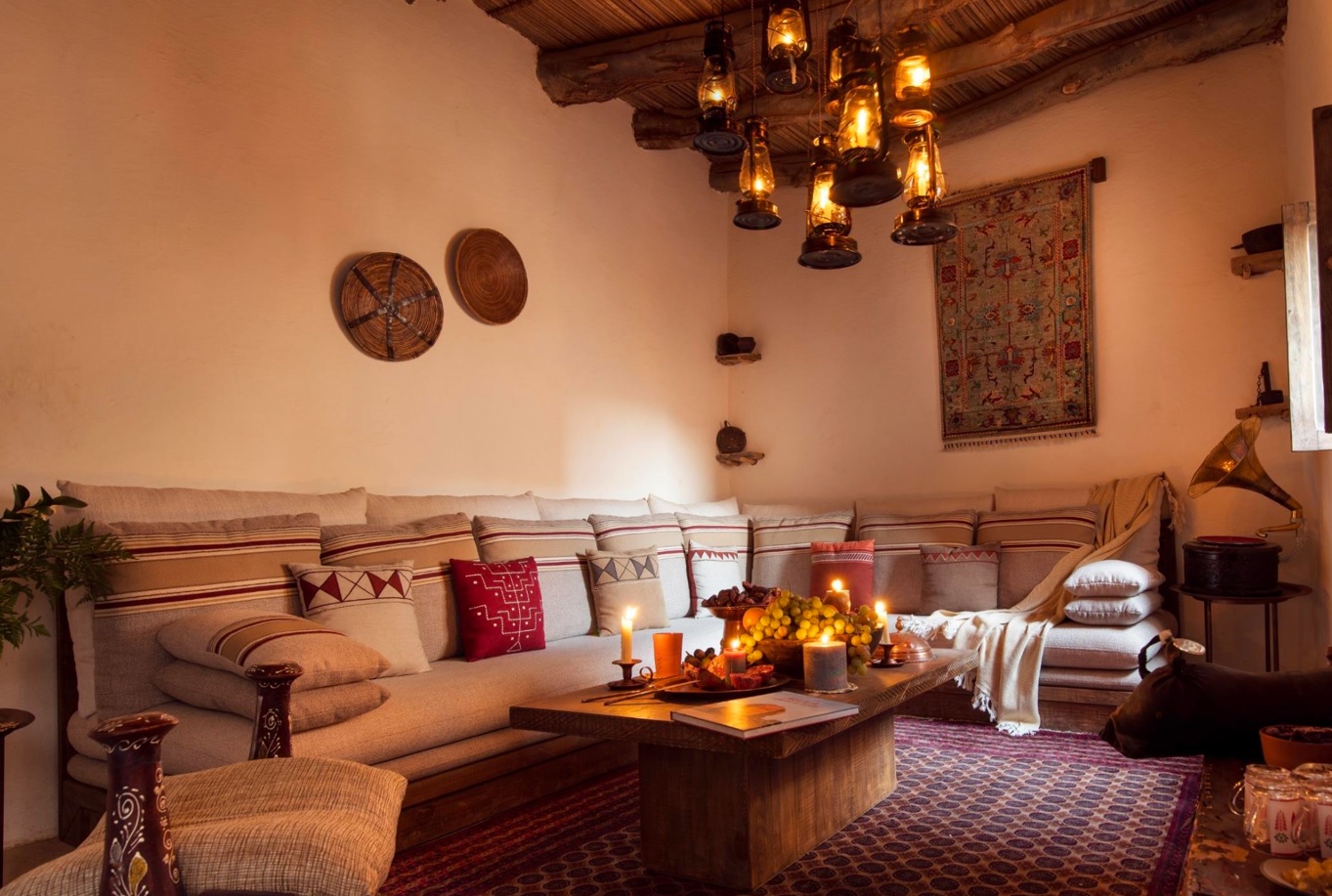 يضم الديكور في دار طنطورة عناصر فنية وقطع أثاث تراثية