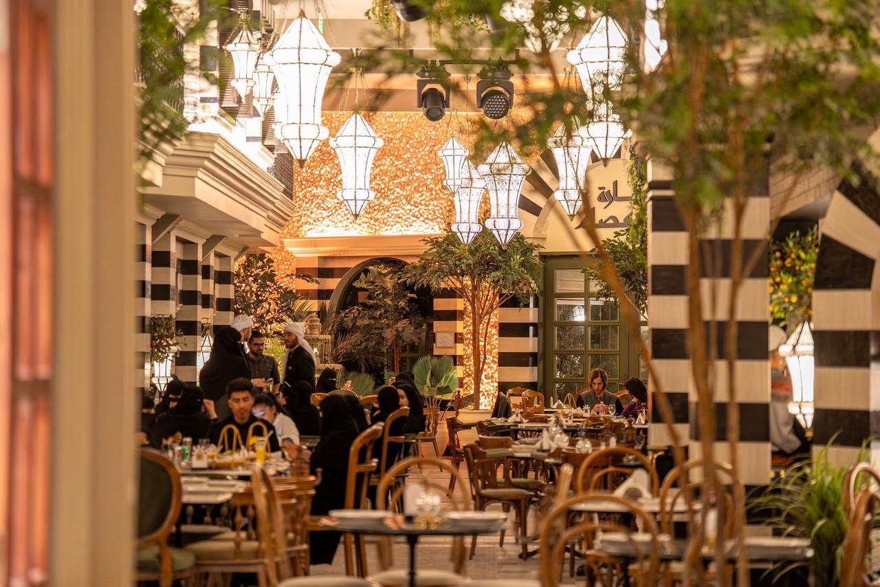 أجواء مميزة وأطباق شهية في مطعم حارة أبو عصام