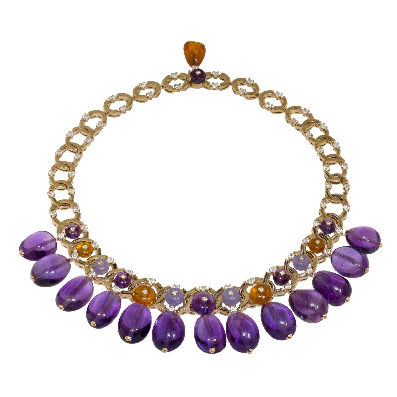 أحجار الجمشت الكابوشون في قلادة فاخرة من Bulgari
