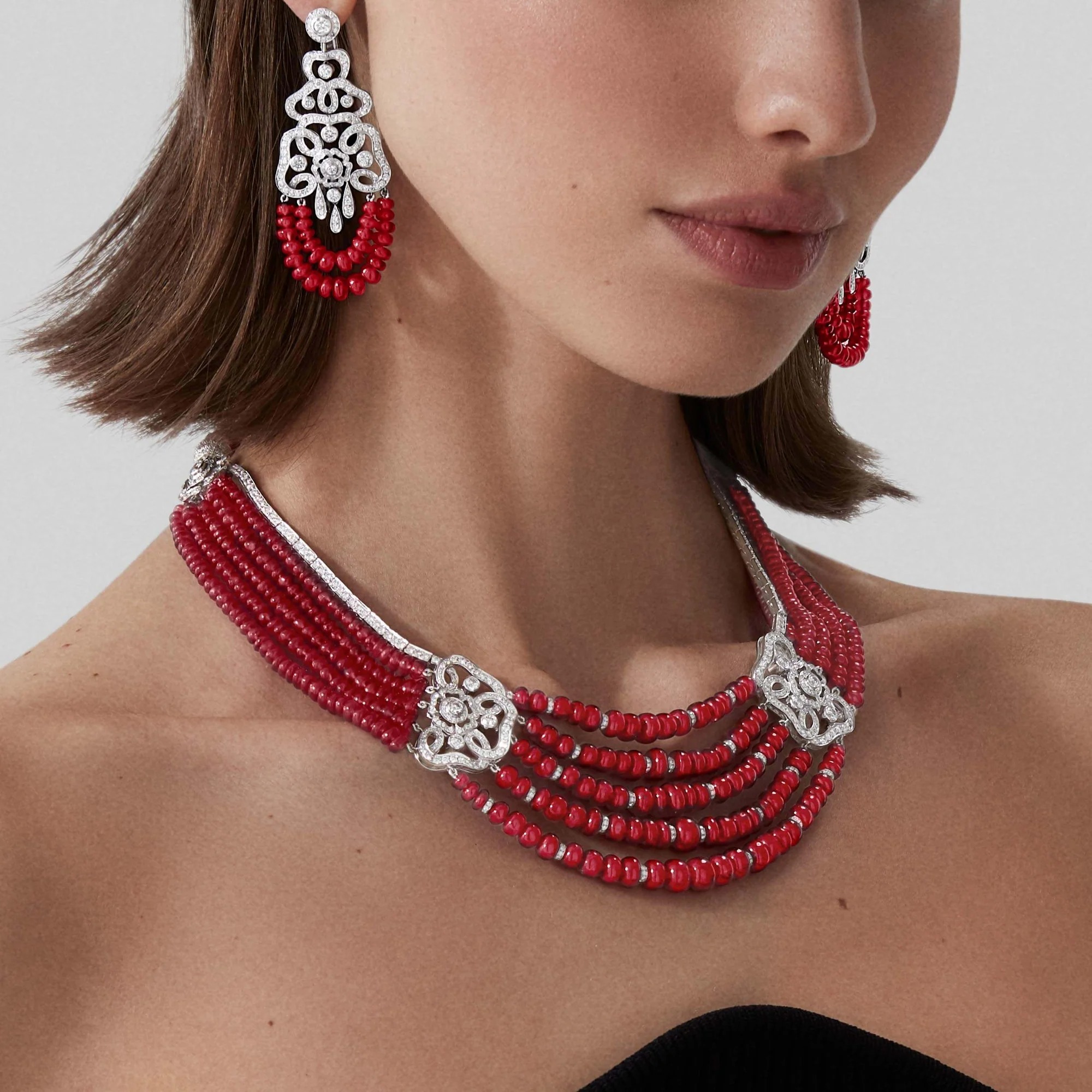 أحجار الياقوت الأحمر في تصميم فاخر لمجوهرات Garrard