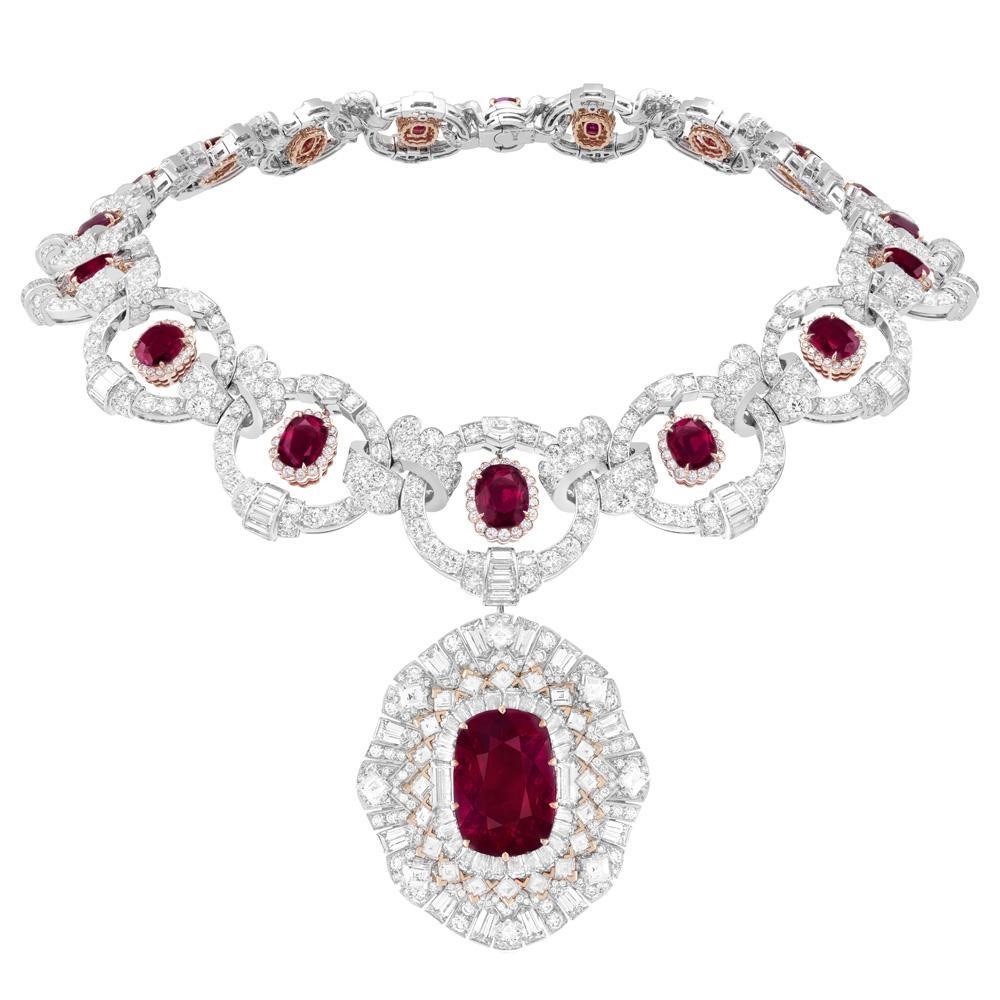 أحجار الياقوت حجر يوليو تزين قلادة فاخرة من Van Cleef & Arpels