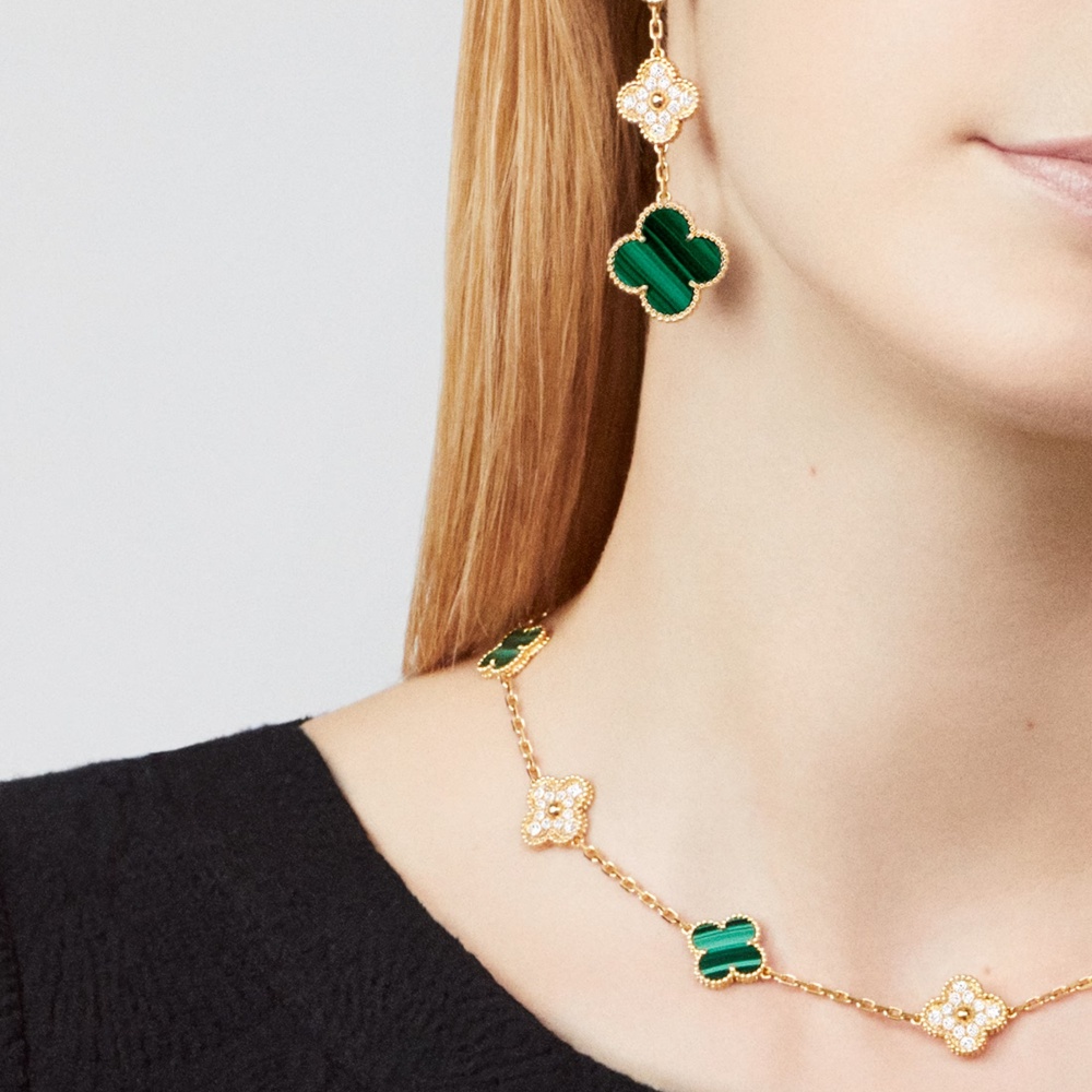 أحجار كريمة خضراء لجذب طاقة التجدد في الربيع الصورة من Van Cleef & Arpels