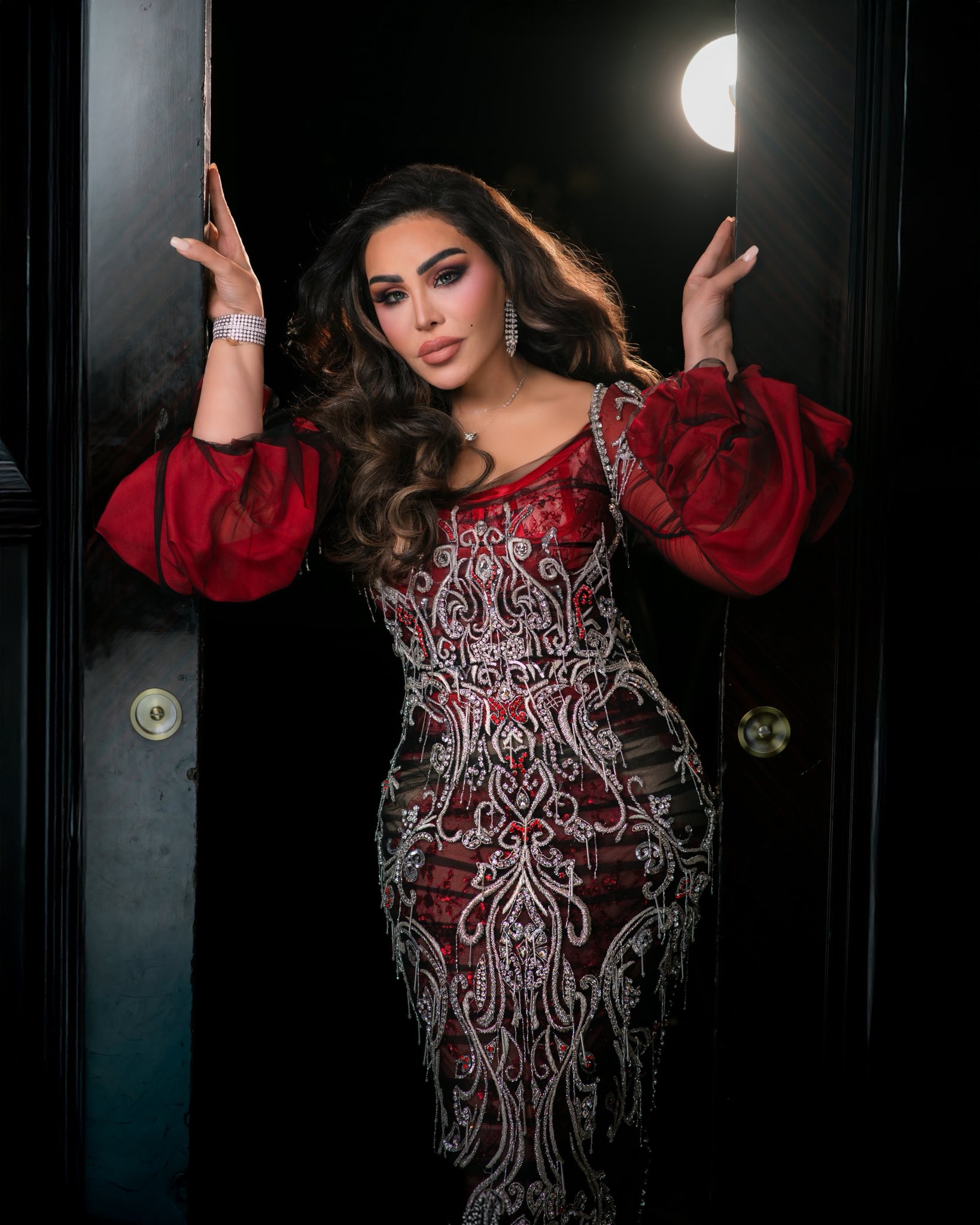 أحلام بإطلالة مجوهرات راقية مرصّعة بالأحجار اللامعة