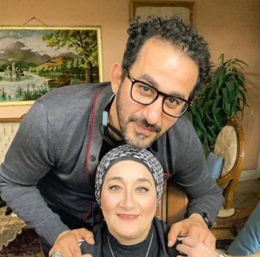 أحمد حلمي مع شقيقته