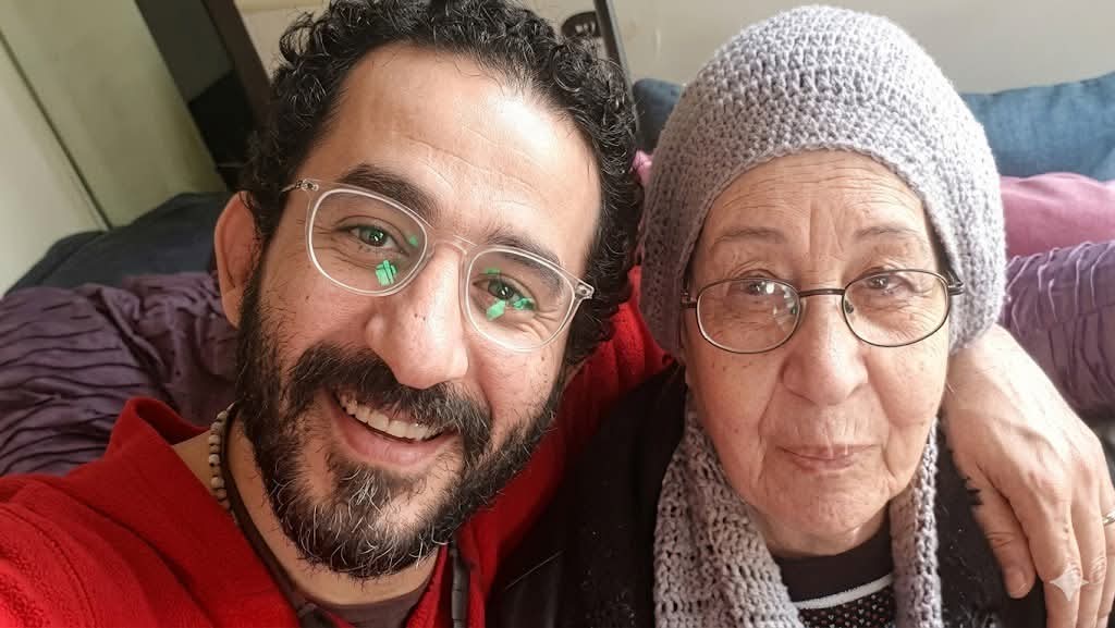 أحمد حلمي يؤم المصلين في جنازة والدته
