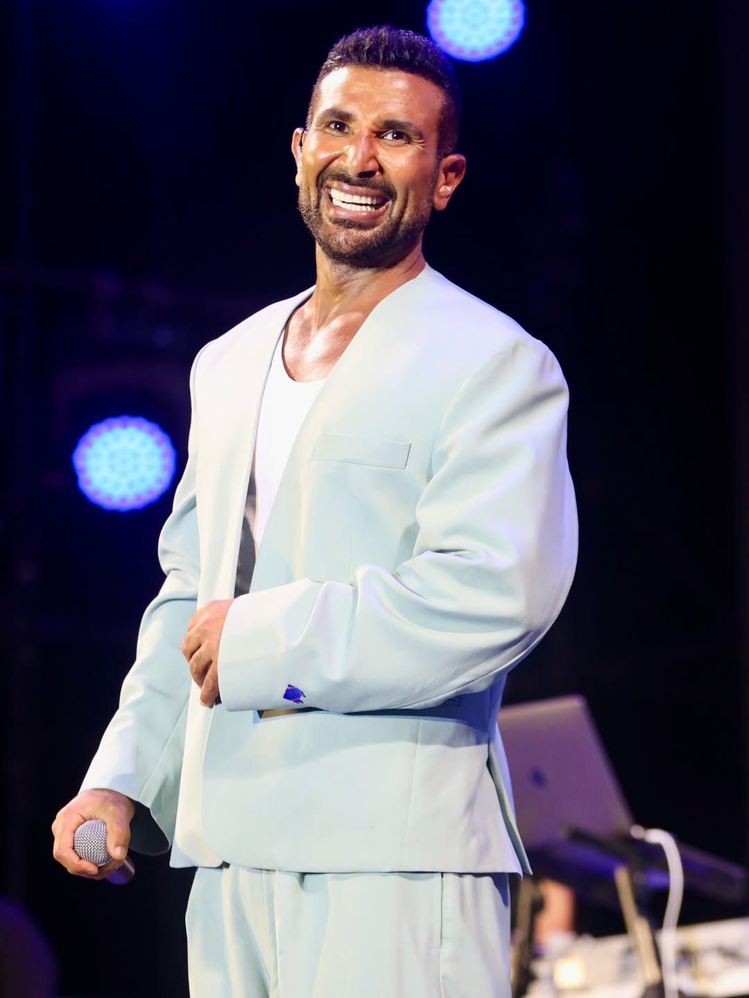 أحمد سعد يغني على المسرح بهوليوود سمايل