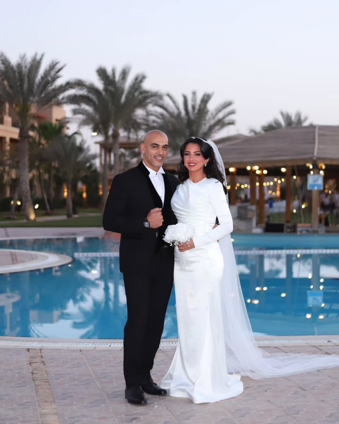 أحمد عبد اللإه مع عروسته في حفل زفافه