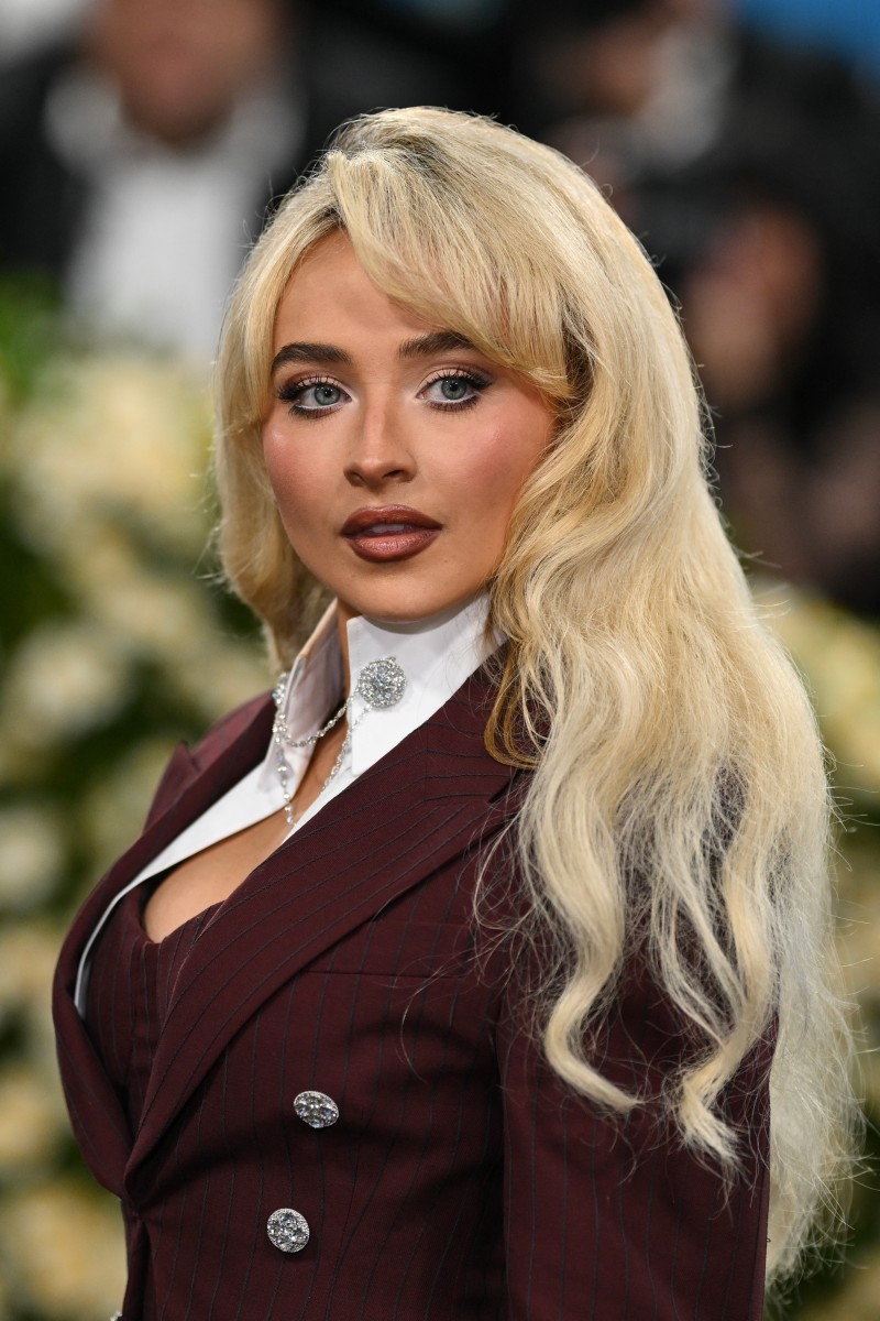 اطلالة Sabrina Carpenter بصيحة الشفاه البنية