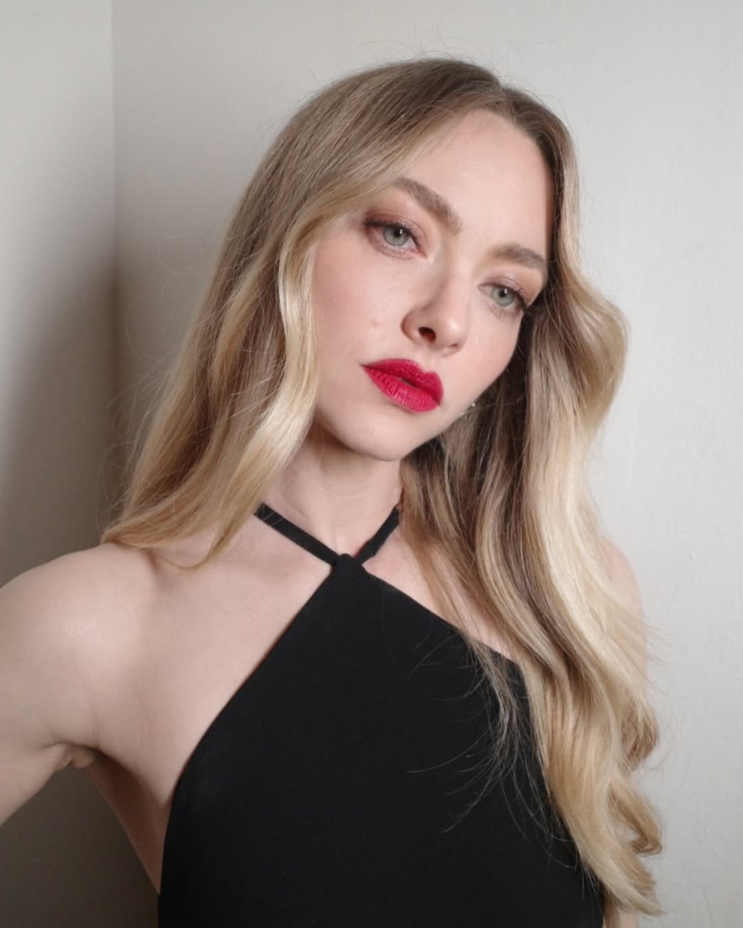 أحمر الشفاه الروج المات بأسلوب Amanda Seyfried