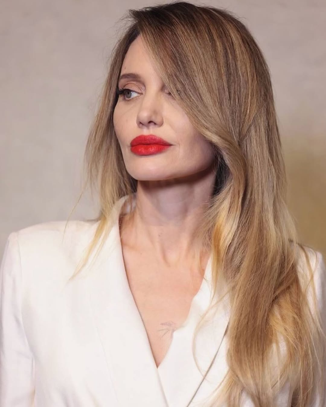 أحمر الشفاه الروج المات بأسلوب Angelina Jolie