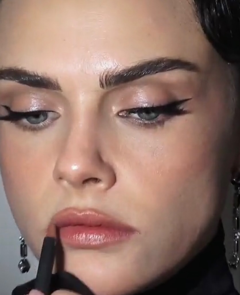 أحمر الشفاه الغلوسي بأسلوب Cara Delevingne- الصورة من حساب خبيرة المكياج Shelby Smith عى انستغرام