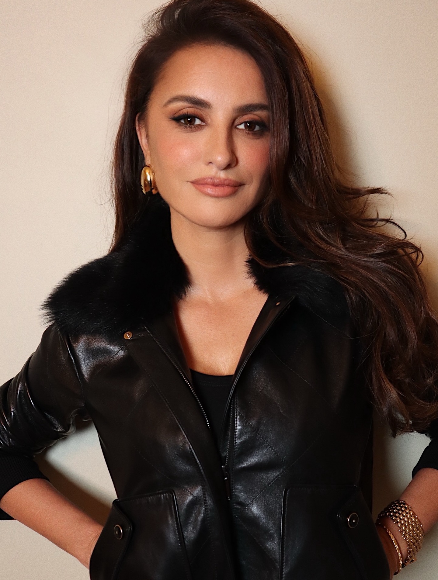 أحمر الشفاه المرجاني الفاتح مع الشعر البني بأسلوب Penélope Cruz