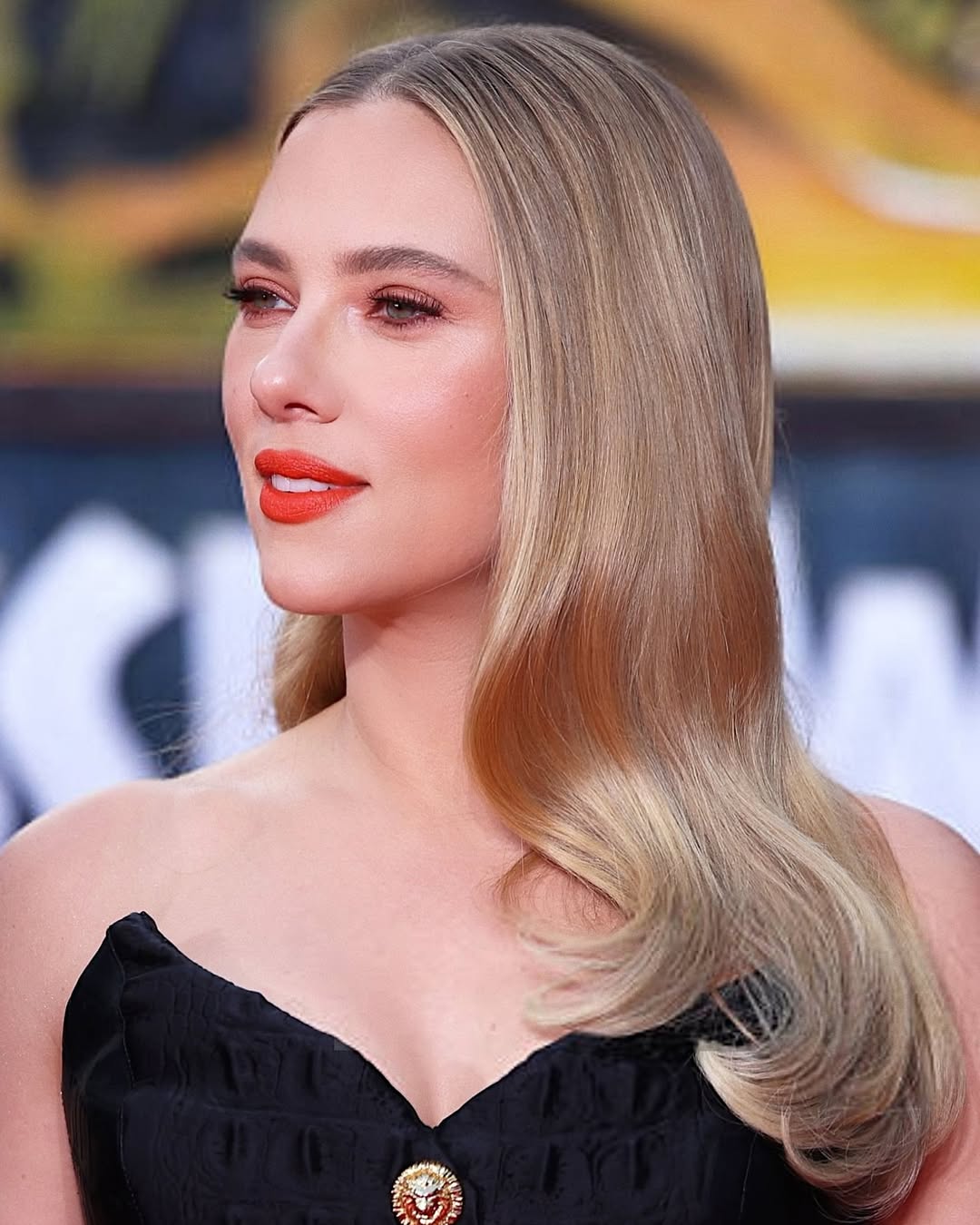 أحمر الشفاه المرجاني القوي بأسلوب Scarlett Johansson- الصورة من حساب Hung Vanngo على انستغرام