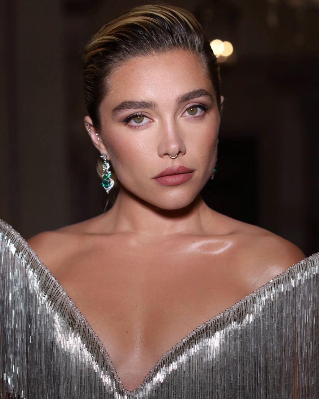 أحمر الشفاه الوردي المات بأسلوب Florence Pugh