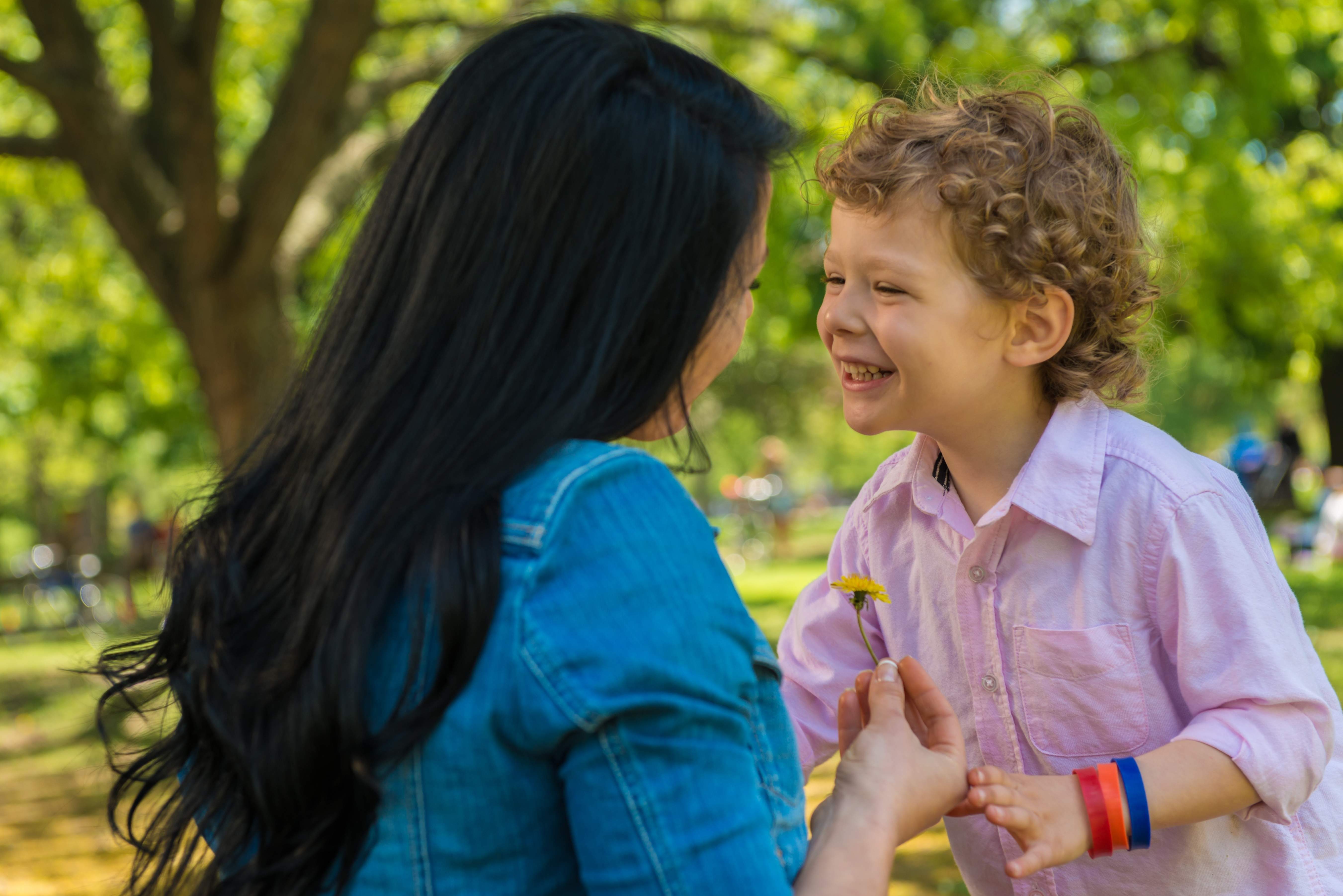 أخطاء تربوية شائعة تُكسب طفلكِ صفات النرجسية