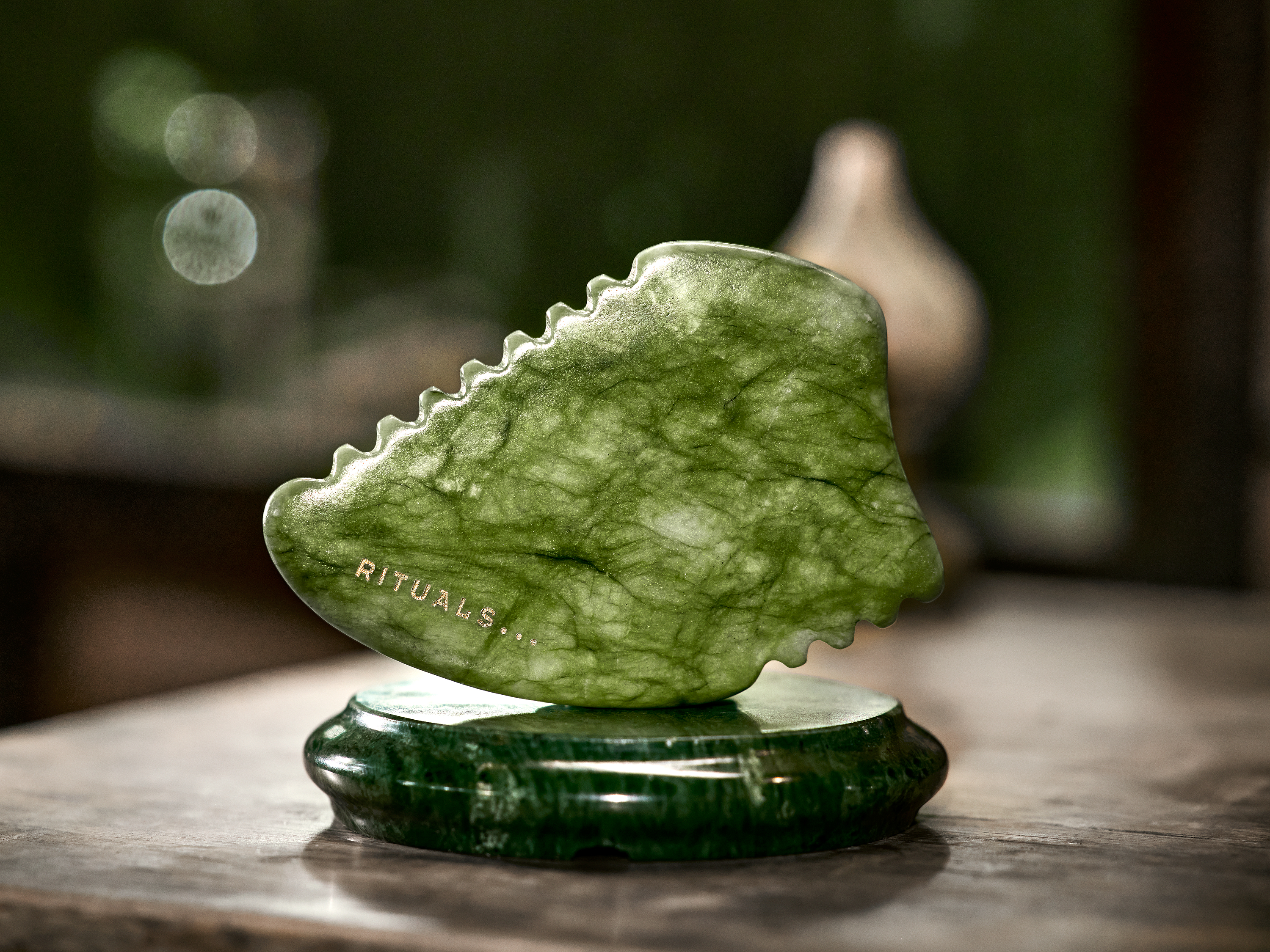 أداة جوا شا للجسم لمجموعة ذا ريتوال أوف جينغ من علامة ريتوالز