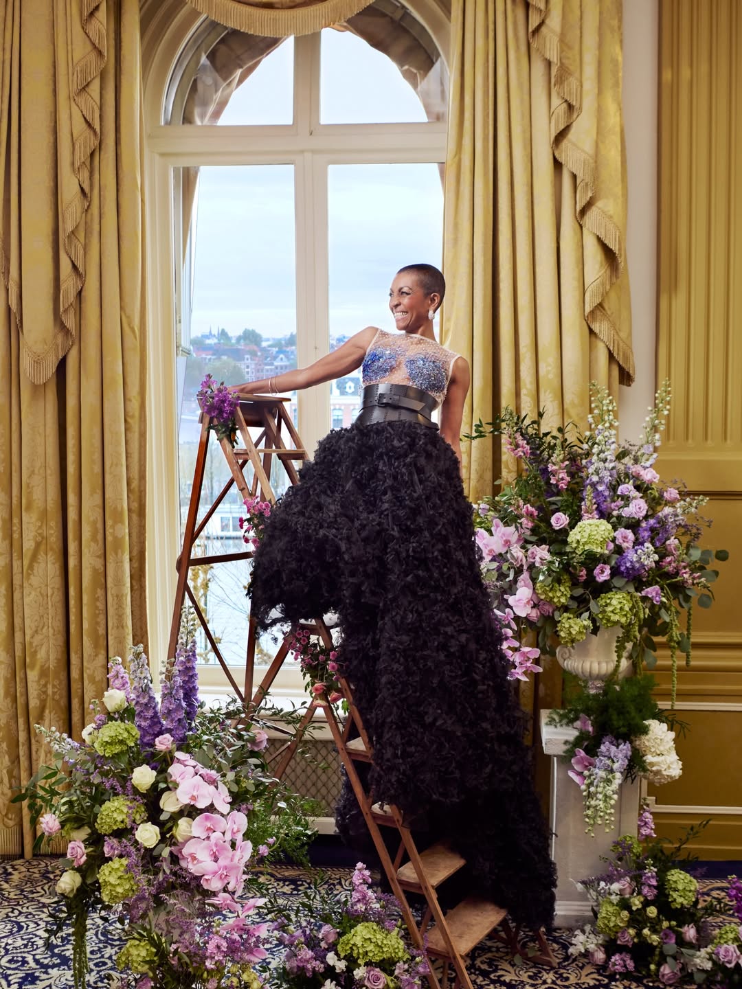 أدجوا أندوا بتوب شبكي شفاف باللون الأبيض مرصع الورود الزرقاء 