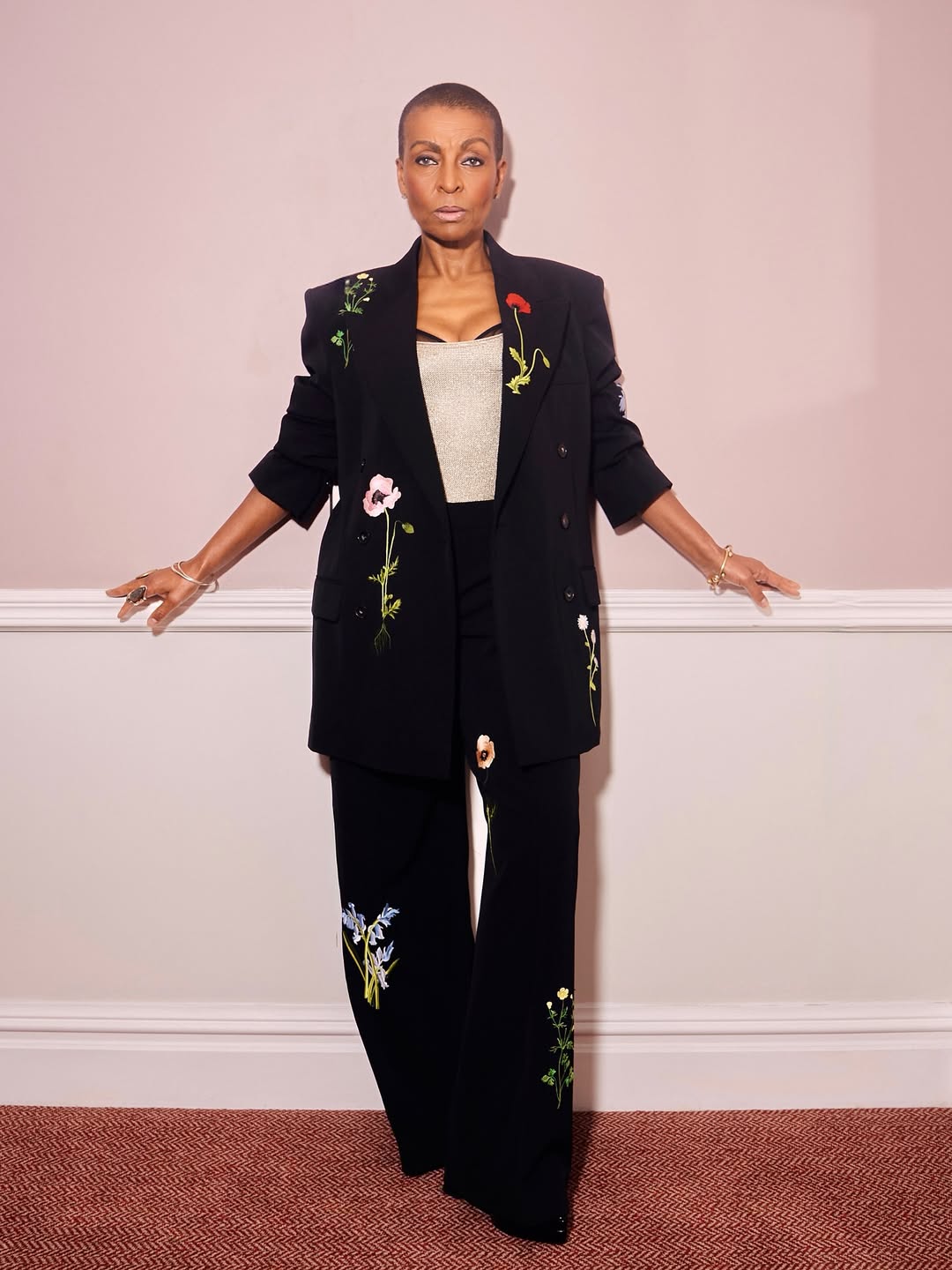 أدجوا أندوا بستايل البدلة السوداء من توقيع stella McCartney