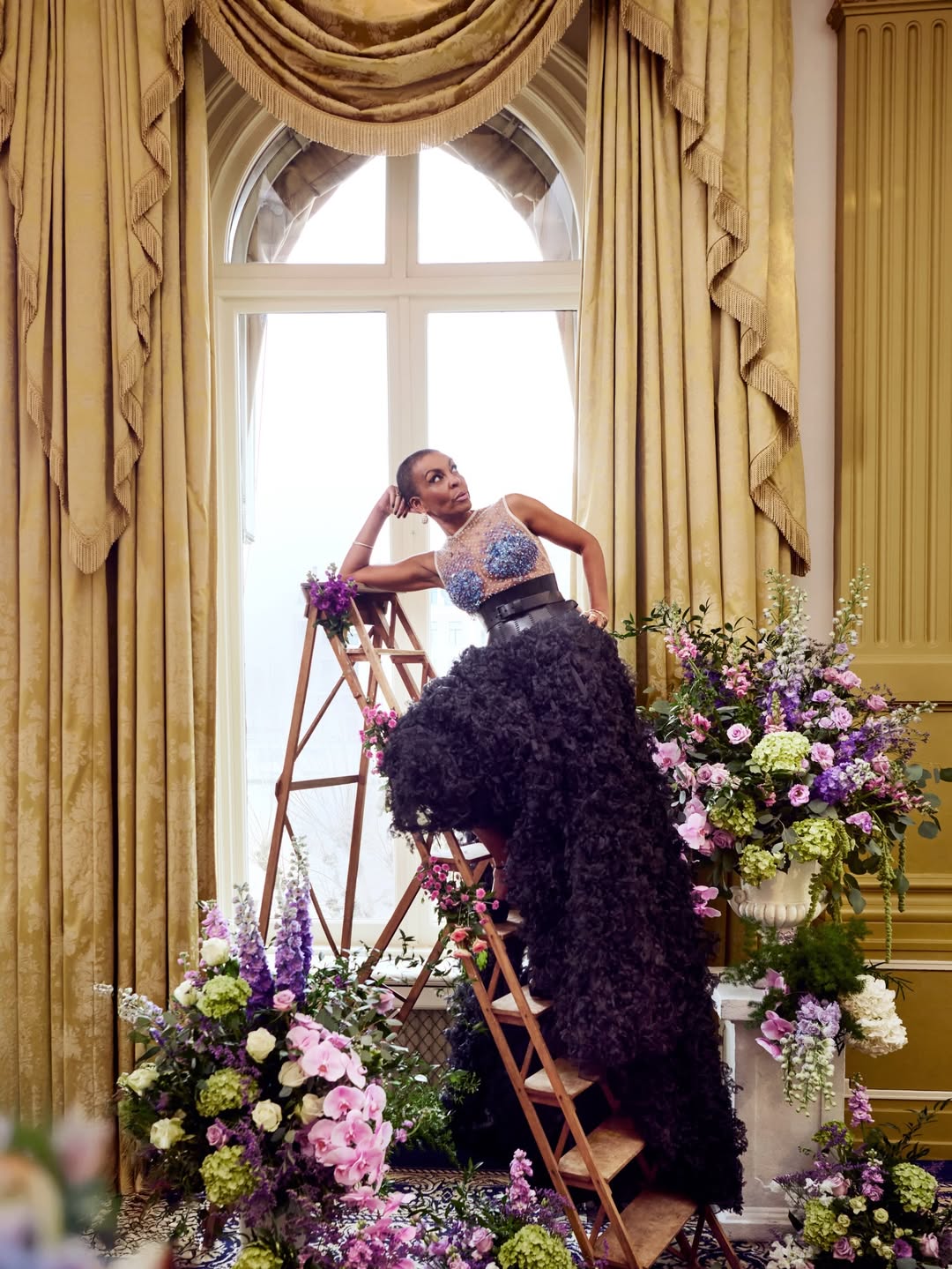 أدجوا ارتدت تنورة ماكسي منتفخة باللون الأسود، تملؤها الكشاكش