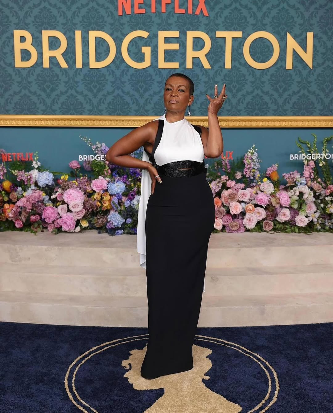 أدجوا بفستان سهرة طويل مصمم بحمالات صغيرة موصولة وشاح 