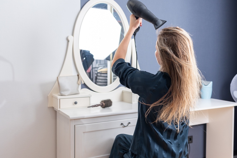 أدوات التصفيف الحرارية تسبب تلف الطبقة القشرية وفقدان لمعان الشعر