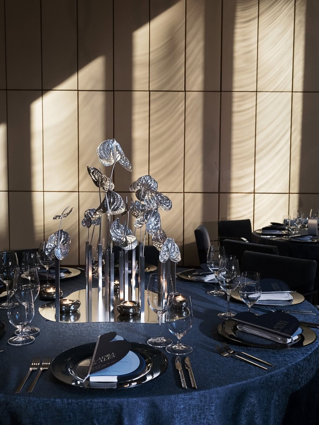 أدوات مائدة الضيوف من الكروم- الصورة من  Pinterest