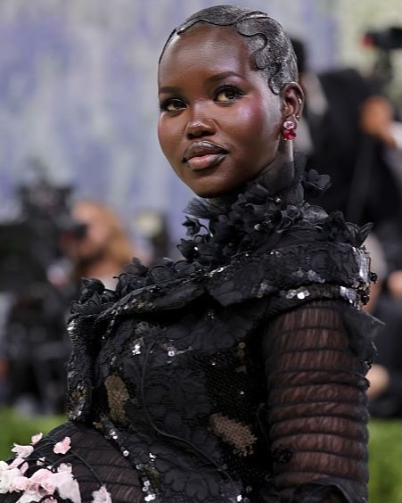 مكياج أدوت أكيش  Adut Akech  للبشرة الداكنة بإشراقة طبيعية في Met Gala 2026