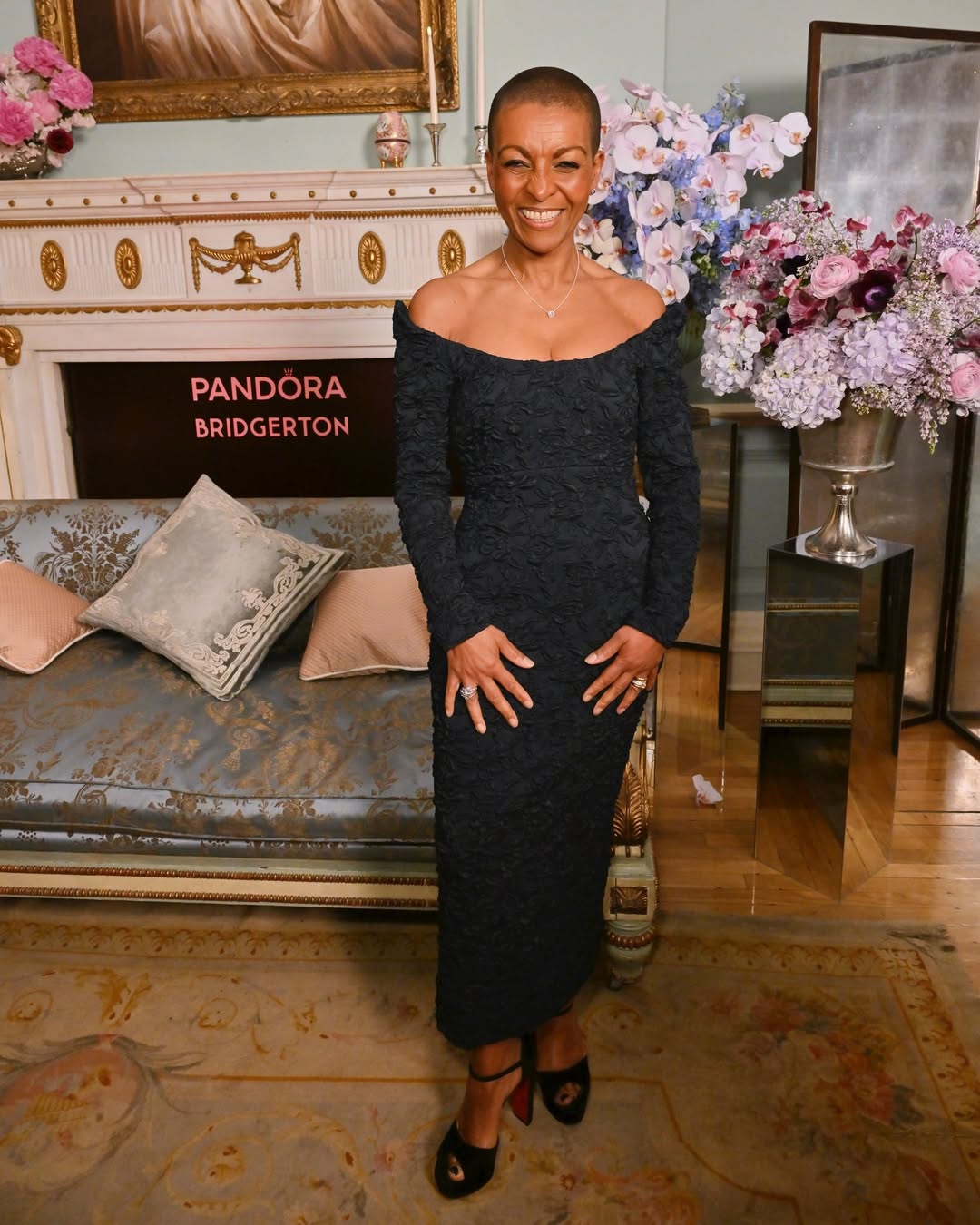  أدوجا أندوا فستانا ميدي باللون الأسود الموحد