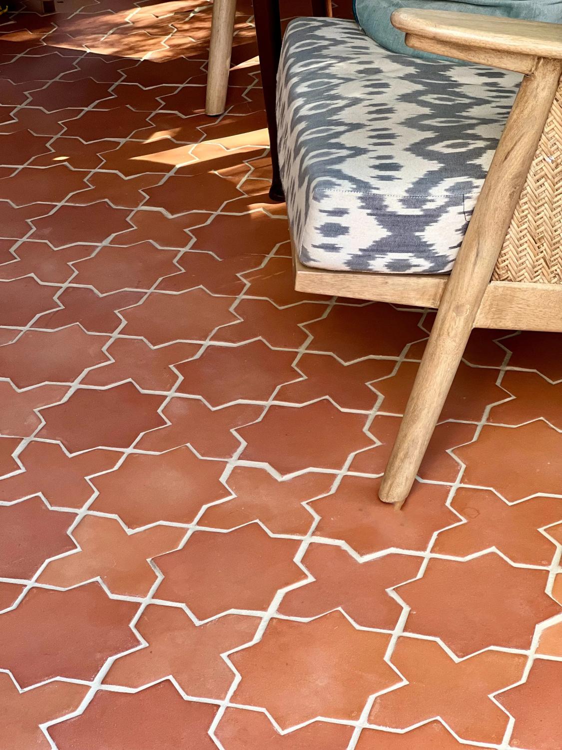 أرضيات من الطين بالنقوش المغربية المتقاطعة