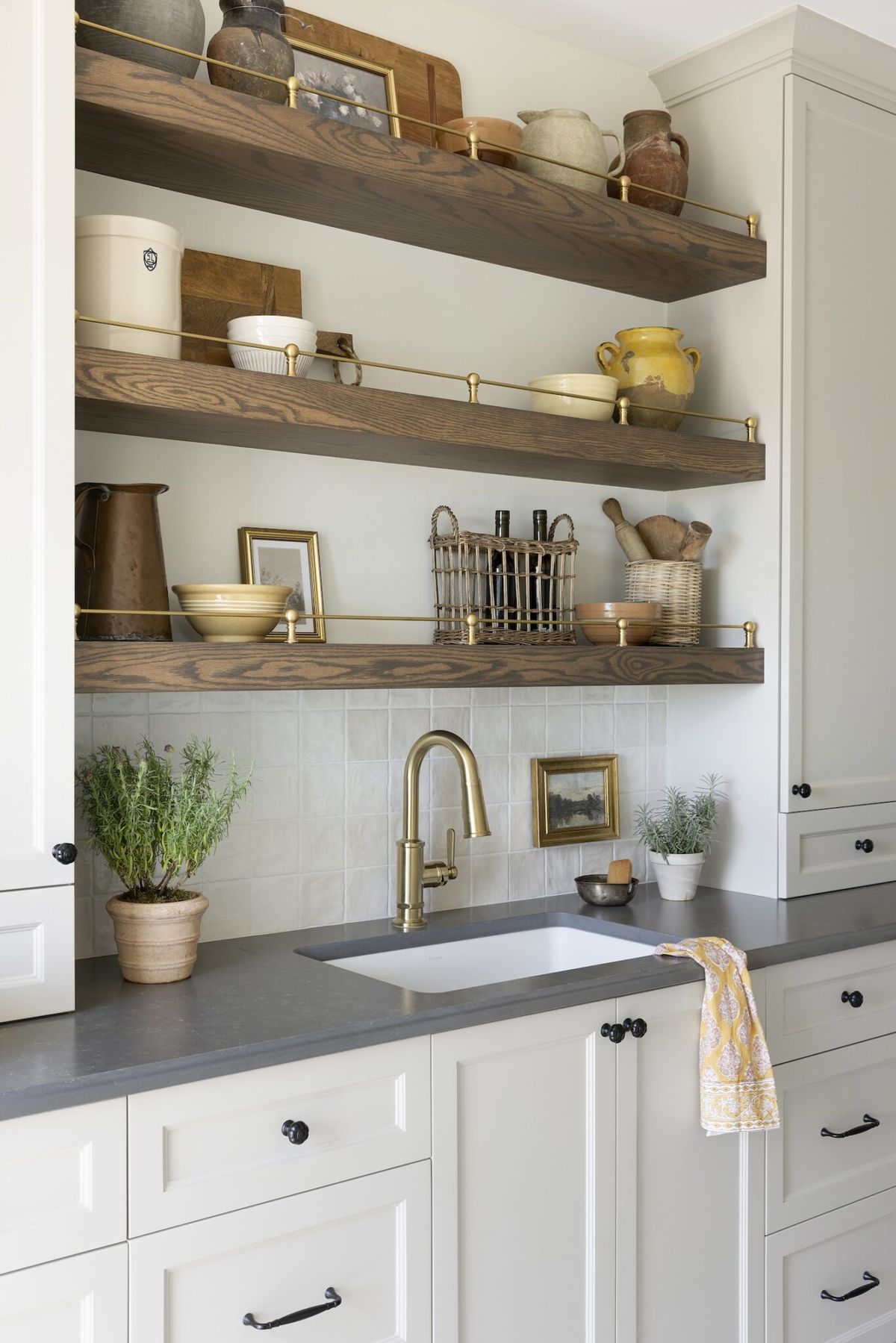 أرفف خشبية عصرية بتفاصيل من النحاس