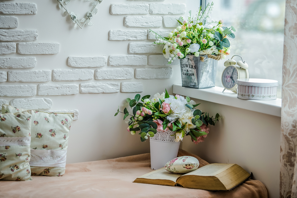 أركان القراءة بجوار النوافذ بشكل رائع مع المنازل ذات الطراز القديم ذات العتبات العميقة