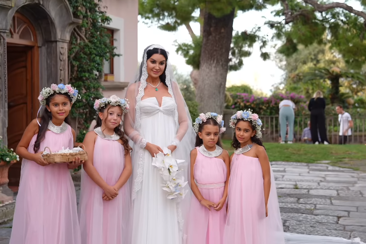 أروى  جودة مع الوصيفات