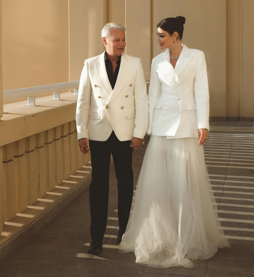  أروى بتنورة ماكسي منسقة مع بليزر أبيض