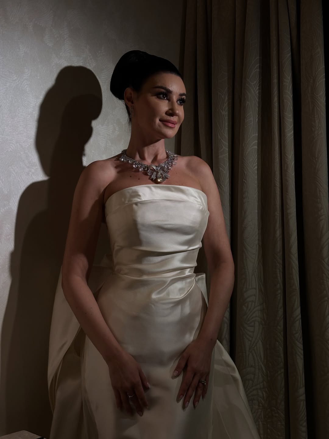 أروى جودة بصيحة الحرير الفاخرة بثوب سترابلس