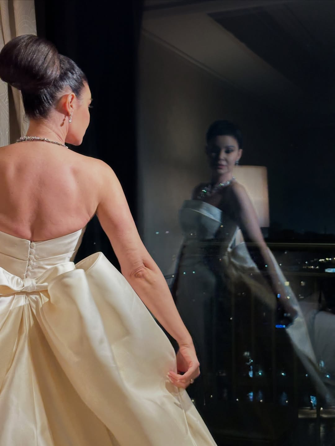 أروى جودة بفستان باللون العاجي بفيونكة كبيرة أسفل الظهر