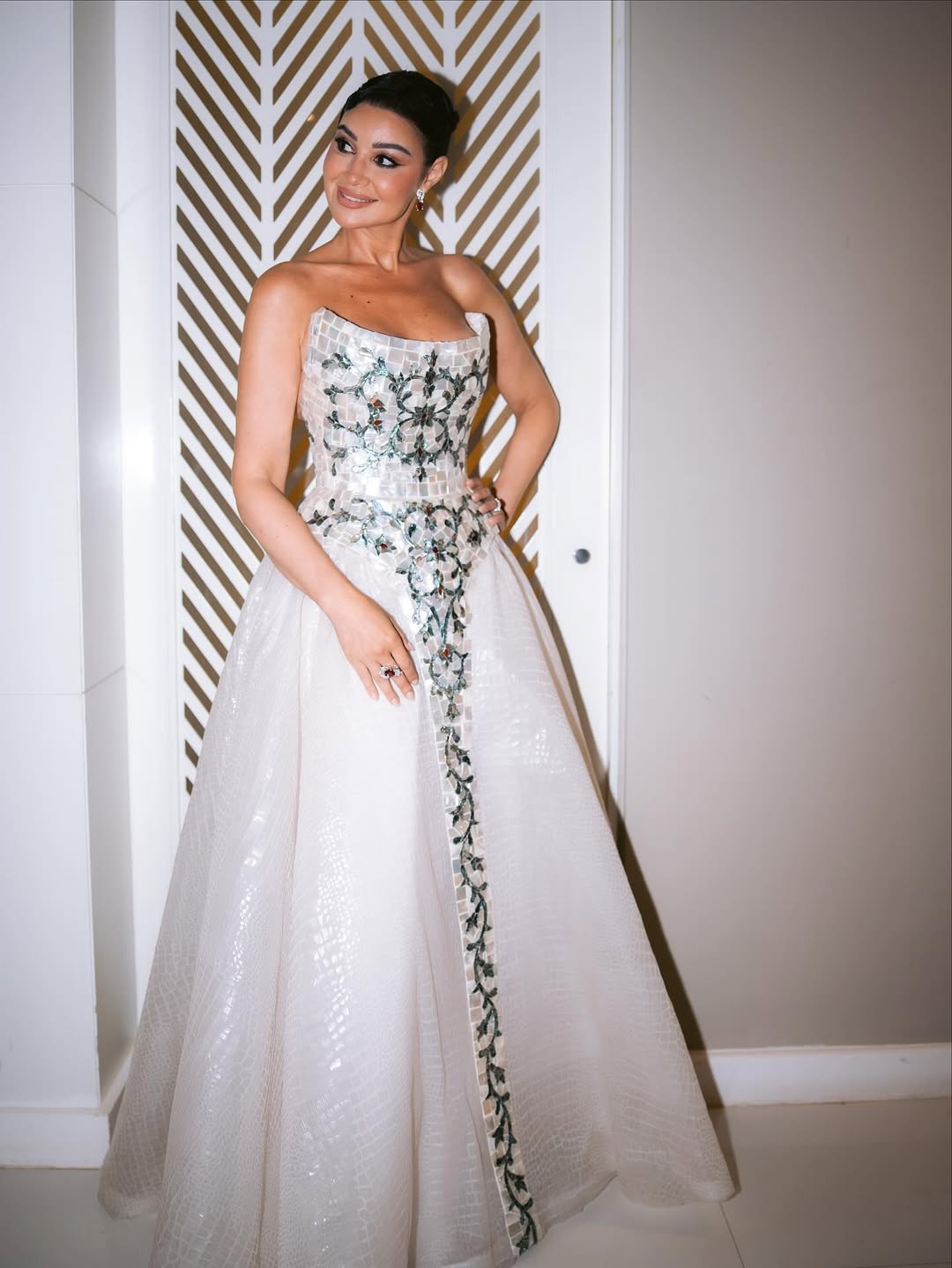 أروى جودة بفستان سهرة باللون الأبيض