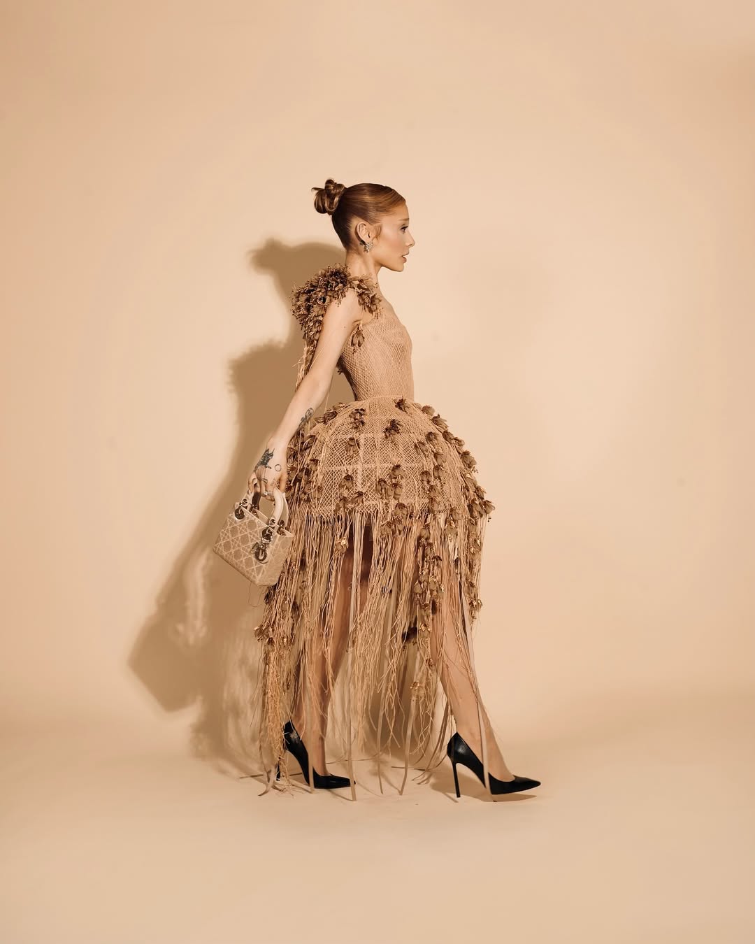 أريانا بالثوب الشبكي من Dior بلون بيج فاتح