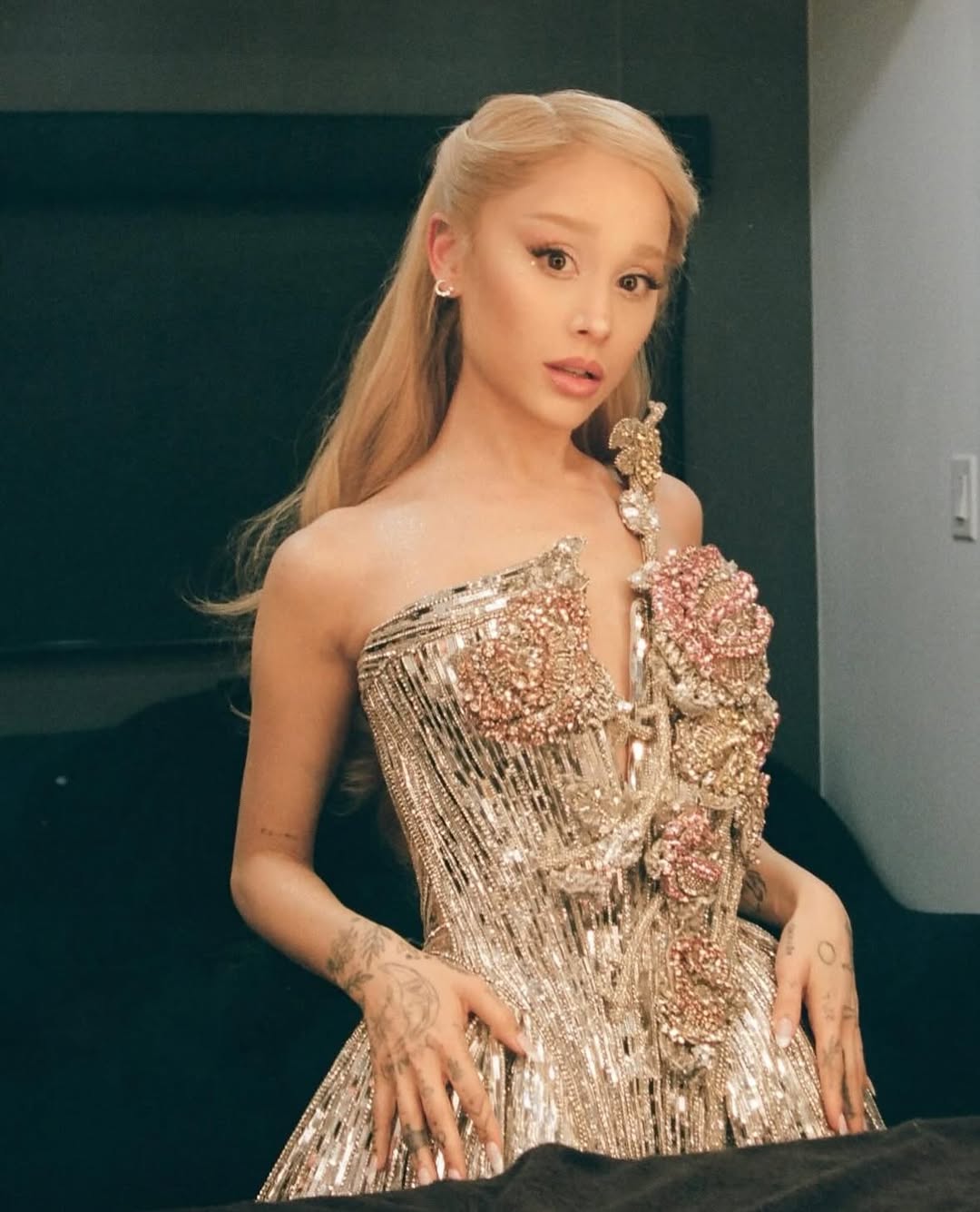 أريانا غراندي بصيحة الفستان القصير باللون الفضي،