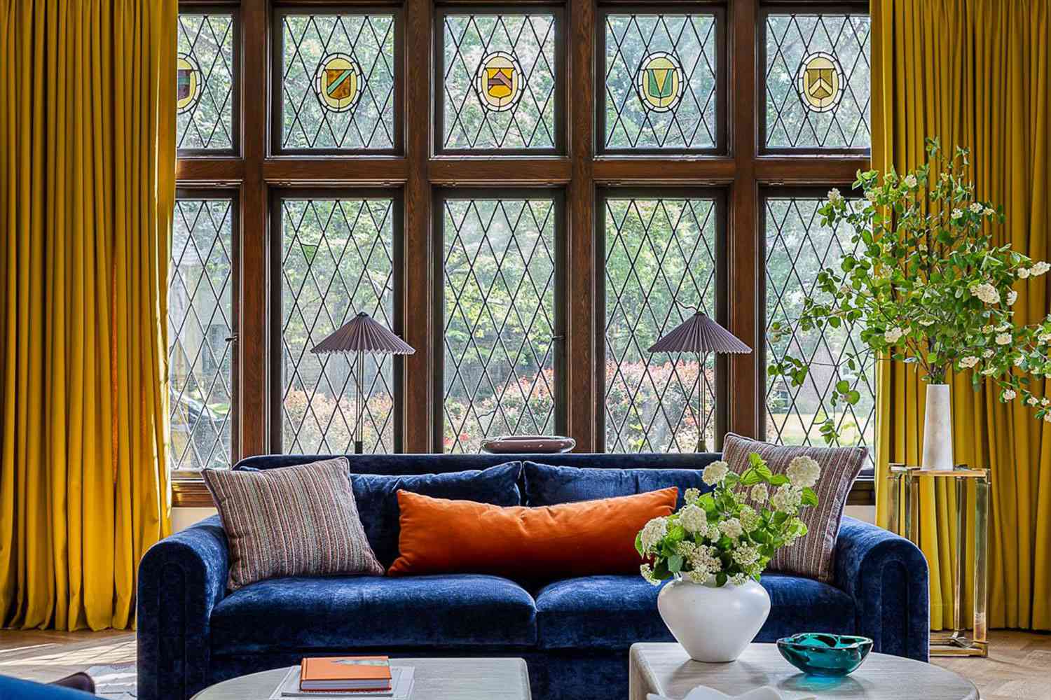 أريكة لهجة مخملية باللون الأزرق الملكي