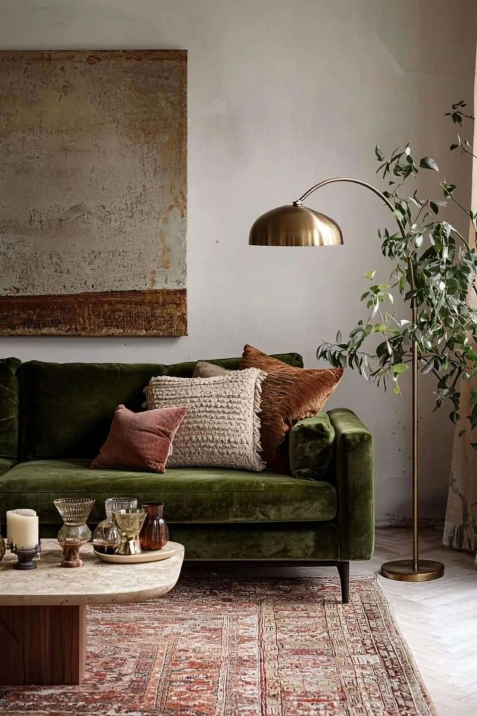 أريكة مخملية باللون الأخضر الزيتوني تزين غرفة المعيشة